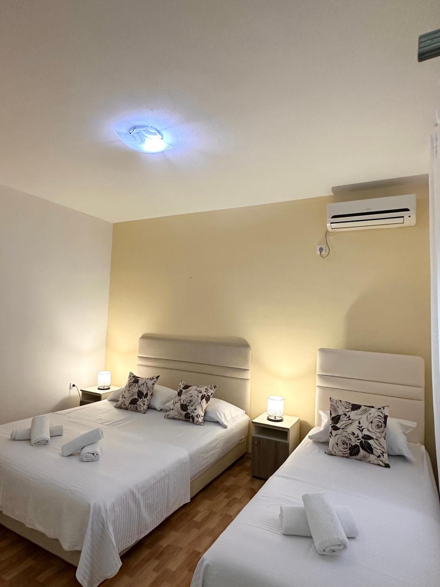 Apartmens Xhenis Lux Ulcinj Esterno foto